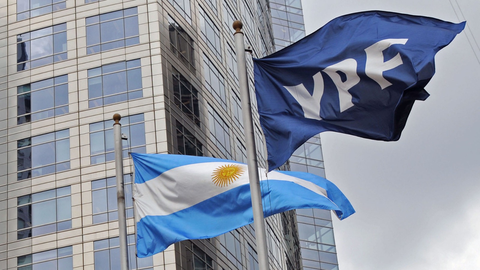 Escándalo nacional: funcionarios filtraron información a EE. UU. para dejar a Argentina sin YPF