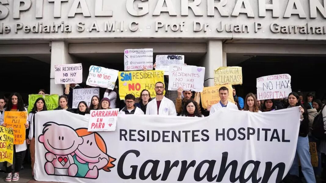 Ataque a la salud pública: El gobierno cambia el sistema de residencias y ahora pasará a ser una beca